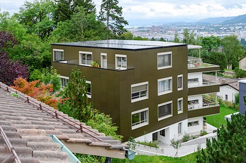 Zürich-Höngg Mehrfamilienhaus komplett mit Photovoltaik ausgestattet, produziert überschüssigen Strom für drei Haushalte.