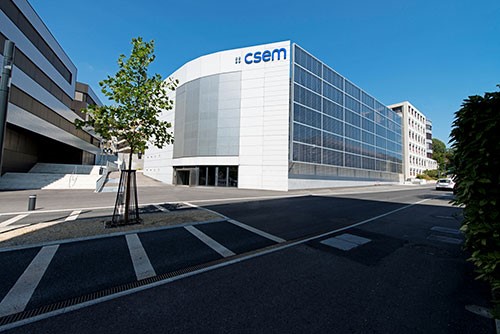  CSEM Neuenburg: 633 m² PV-Fassade mit transparenten Panels dank innovativer Technologie.